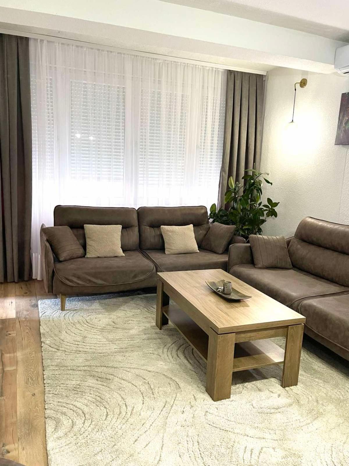 Nesi apartmenti Pristina Esterno foto