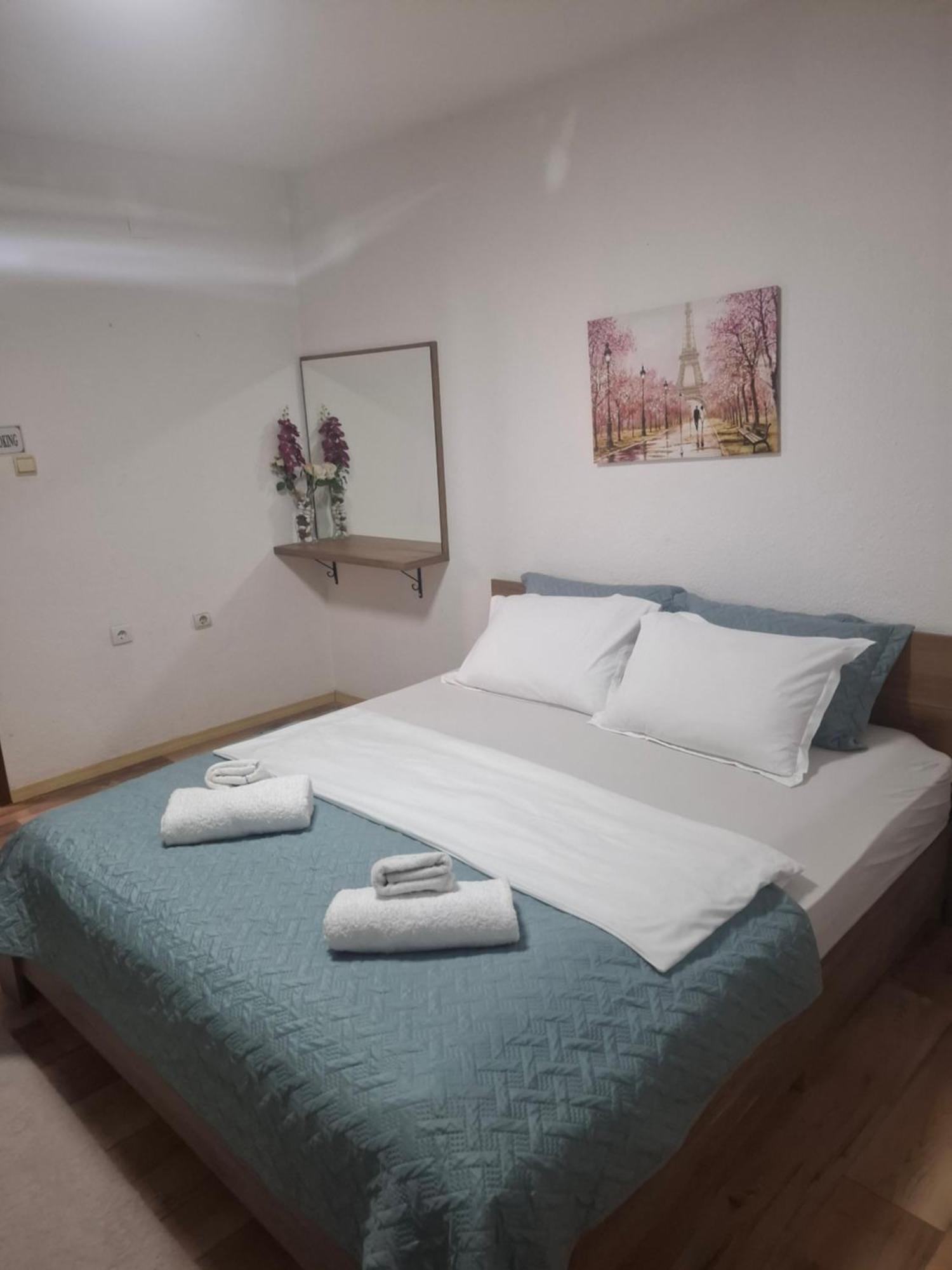 Nesi apartmenti Pristina Esterno foto
